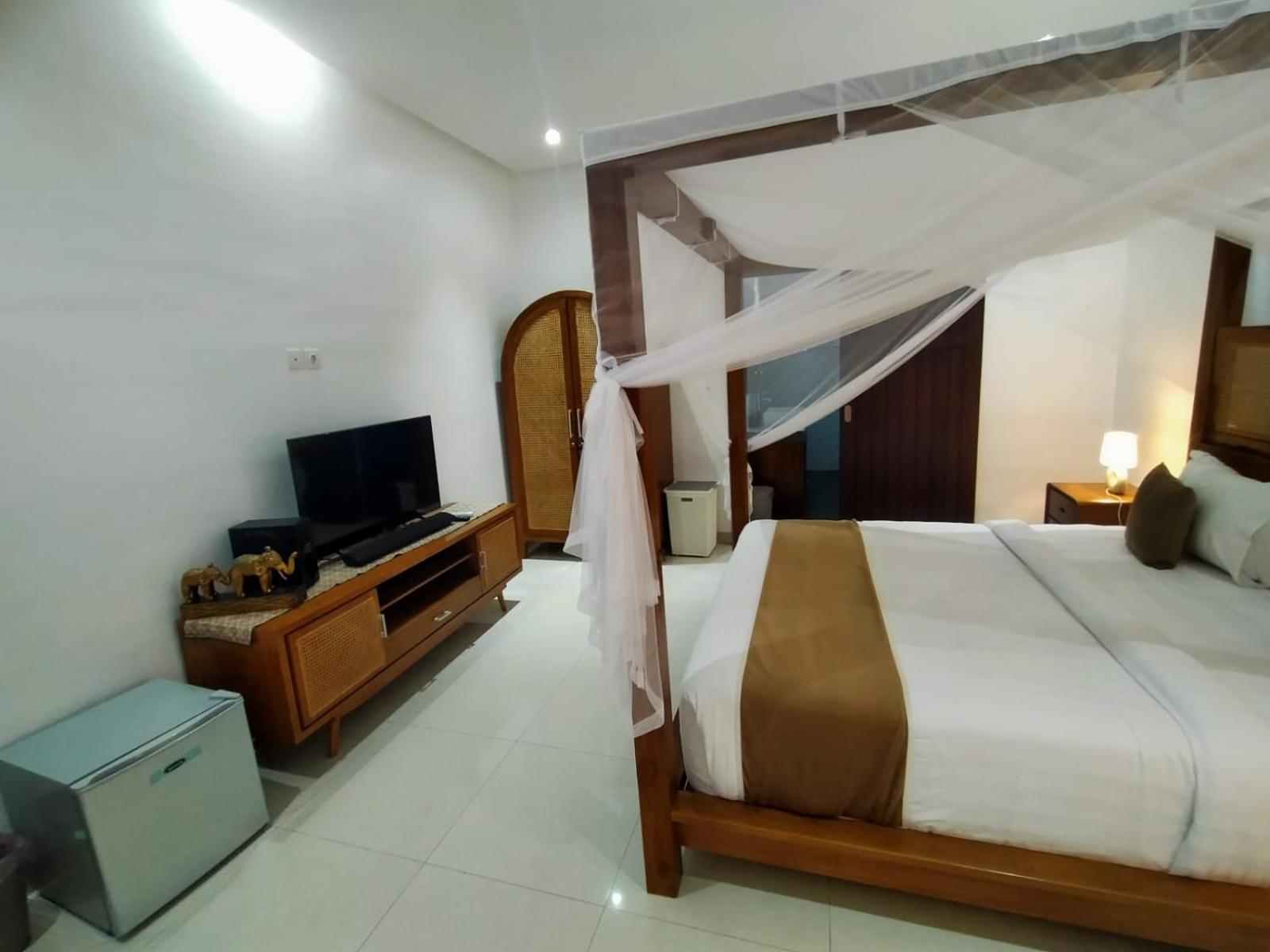 Fabian - Beach, Clubs, Billiard, Kingkoil Beds * Seminyak (Bali)
