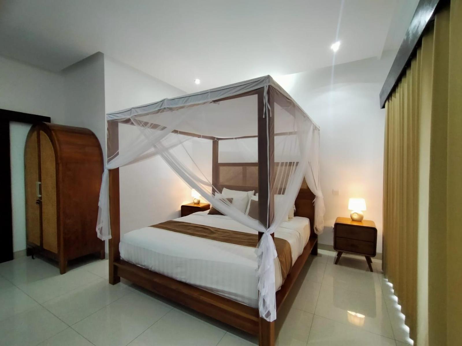 Fabian - Beach, Clubs, Billiard, Kingkoil Beds * Seminyak (Bali)