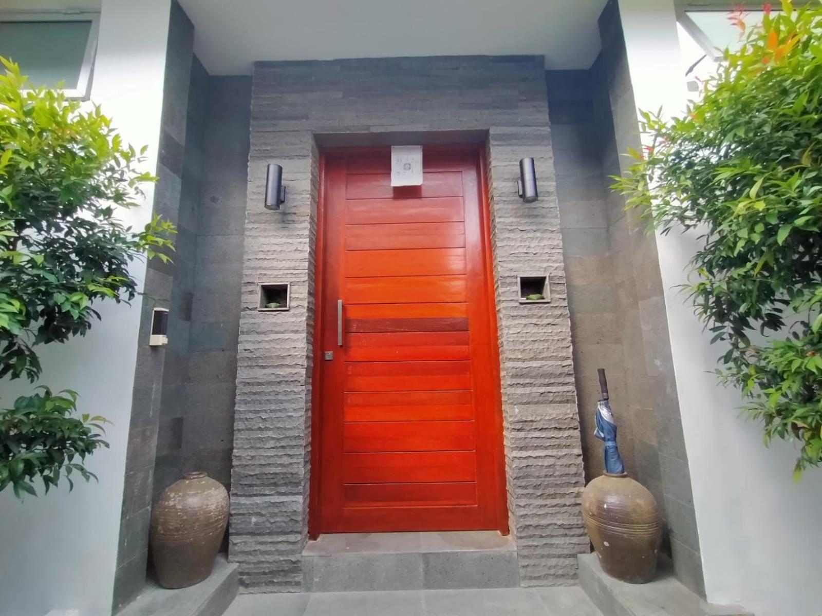 Fabian - Beach, Clubs, Billiard, Kingkoil Beds Seminyak (Bali)