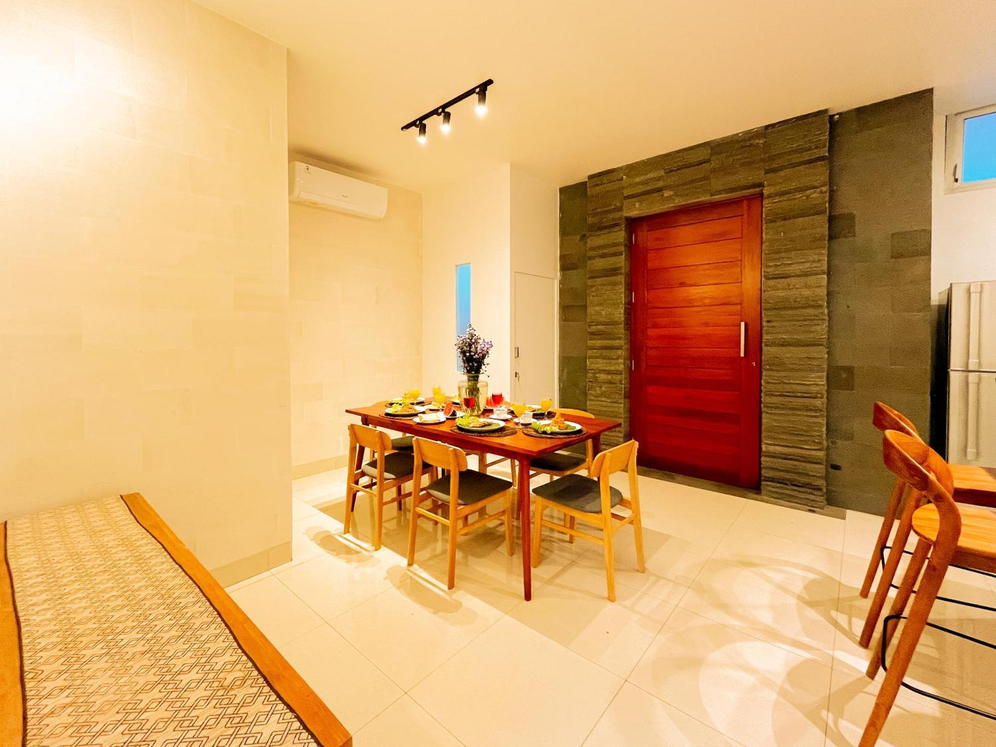 Fabian - Beach, Clubs, Billiard, Kingkoil Beds Villa Seminyak (Bali)