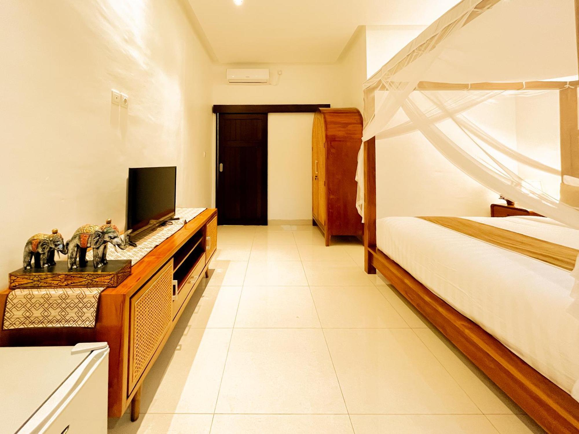 Fabian - Beach, Clubs, Billiard, Kingkoil Beds Villa Seminyak (Bali)